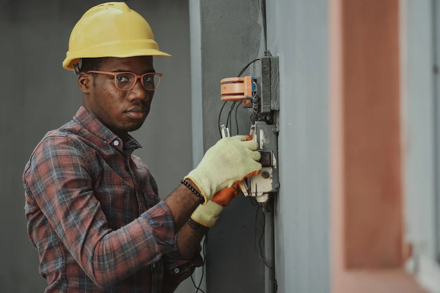 Engenheiro da FACC com capacete em ambiente de obra